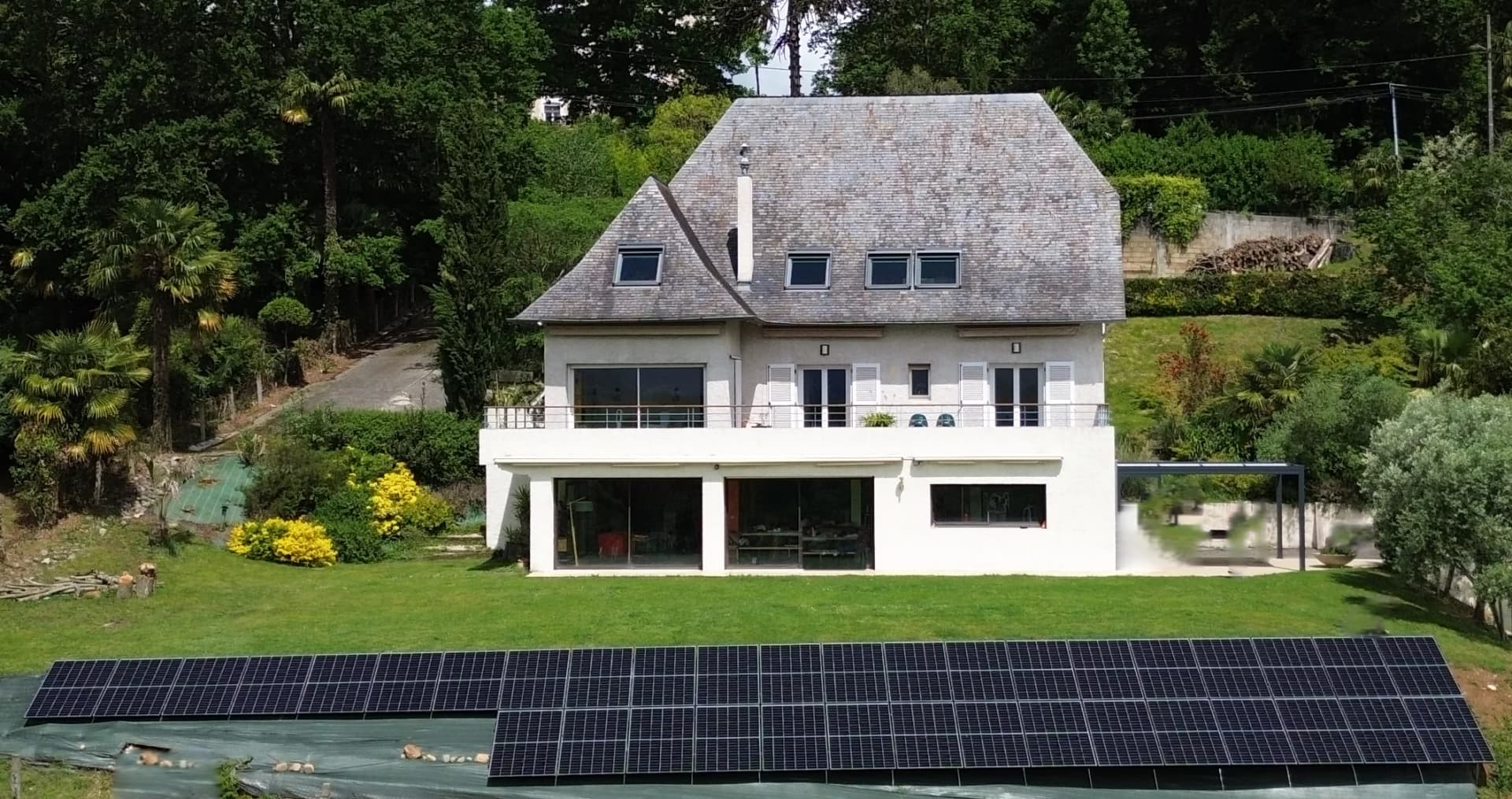 Maison autonome raccordée au réseau avec panneaux solaires et batteries