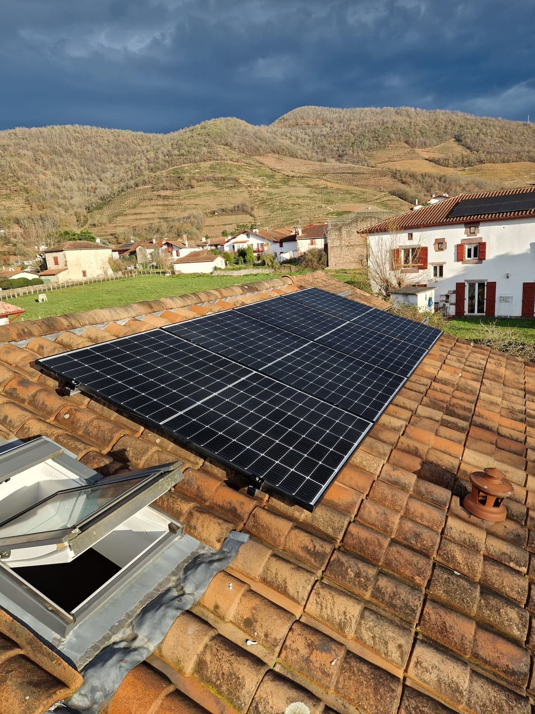 Panneaux solaires sur toiture résidentielle